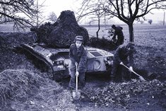 Eine Wannenstellung für den Jagdpanzer „Kürassier“ vermindert die frontale Angriffsfläche für den Gegner. 