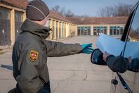 Ausbildung der Personen- und Fahrzeugkontrolle mit Schutzmaske und Schutzhandschuhen. (Foto: Bundesheer) 