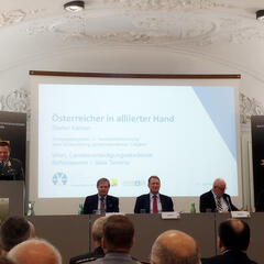 Der stellvertretende Akademiekommandant der Landesverteidigungsakademie, Brigadier Reinhard Schöberl, begrüßt das Publikum. (Foto: RedTD)