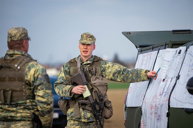 Führungskräfte müssen effizient kommunizieren können. Hier präsentiert Fähnrich Julian Fall seinen ersten Entschluss. (Foto: Bundesheer/Paul Kulec)