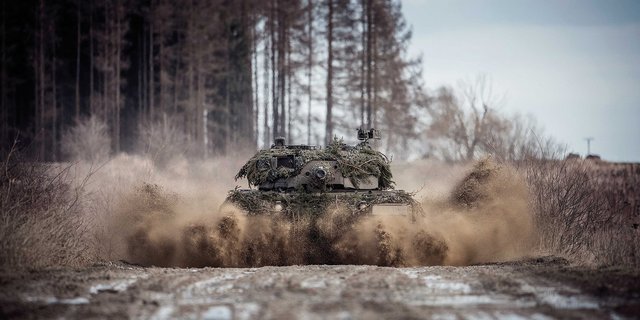 Mit voller Kraft durchs Wasser – der „Leopard“ kennt kein Hindernis. (Foto: Bundesheer)