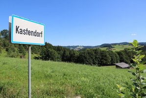 Die Höhe Kastendorf mit Blick auf das etwa 2 km entfernte Königswiesen in der Senke. (Foto: Bundesheer/Gerold Keusch)