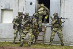 Österreichische Infanteristen dringen in ein Haus ein. (Foto: Carl Schulze)