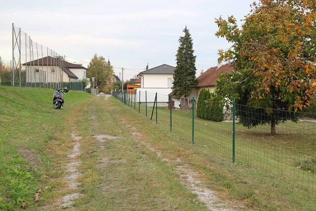 Der Römergraben, wie der Weg entlang der einstigen Kastellmauer heute heißt. (Foto: RedTD/Gerold Keusch)