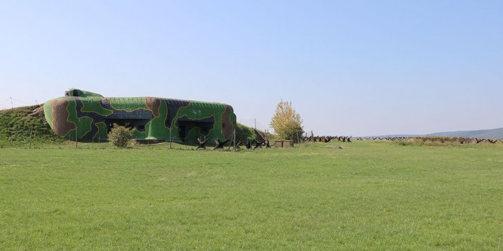 Das schwere Werk bei Satov befindet sich auf einer freien Fläche im Panzergelände und ist heute ein Museum, dass den Zustand des Bunkers der 1980er-Jahre zeigt. (Foto: RedTD/Gerold Keusch)