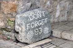 Dieser Stein mahnt in Mostar daran, die Zerstörung der Brücke im Jahr 1993 nicht zu vergessen. (Foto: RedTD/Gerold Keusch)