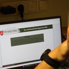 Die Unteroffiziersanwärter tracken regelmäßig ihre Lernziele. (Foto: Bundesheer/HUAk)