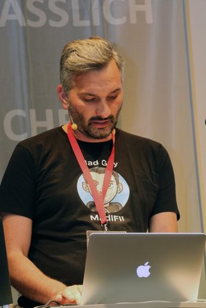 Marco Di Filippo von der Firma KORAMIS aus Deutschland führt den Teilnehmern der IKT-Sicherheitskonferenz live vor, wie einfach man sich in verschiedene Systeme hacken kann. (Foto: Riedlsperger)