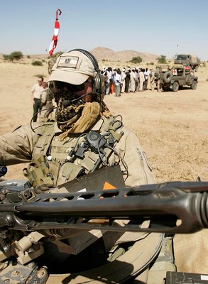 Ein österreichischer Soldat überwacht das Gelände bei der Verteilung von Medikamenten während des Einsatzes im Tschad. (Foto: Bundesheer/Peter Lechner)
