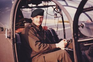 Luis als „Hubschrauberpilot“ während eines Schikurses in Aigen/Ennstal in der Zeit am Bundesrealgymnasium. (Foto: Archiv Wildpanner)