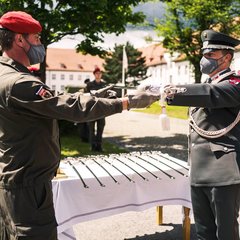 Dieser überreicht den Säbel an den Protokollunteroffizier der Garde, Oberstabswachtmeister Vieh. (Foto: Bundesheer/Fabian Klima)