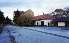 Blick vom Inneren in Richtung Kasernenausgang im Oktober 2020. Rechts befand sich das Verwaltungs- und Unterrichtsgebäude sowie das Soldatenheim. (Bild: Archiv Rauchenbichler)