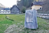 Gedenkstein vor dem Feld, auf dem das Massaker in Göstling am 13. April 1945 verübt wurde, bei dem 76 Menschen ermordet wurden. (Foto: RedTD/Keusch)