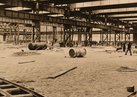 Innenansicht einer Fertigungshalle während der Baus. (Foto: Stadtarchiv St. Valentin)  