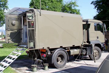 Neueinrüstung der  Vermittlung im Wechselaufbau. (Foto: Horst Treiblmaier)