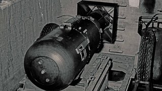 Die Atombombe Little Boy auf der Insel Tinian auf einem Sicherungsgestell kurz bevor sie in den Bombenschacht von Enola Gay geladen wird. (Foto: U.S. Airforce/gemeinfrei)