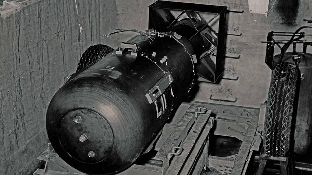 Die Atombombe Little Boy auf der Insel Tinian auf einem Sicherungsgestell kurz bevor sie in den Bombenschacht von Enola Gay geladen wird. (Foto: U.S. Airforce/gemeinfrei)