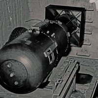 Die Atombombe Little Boy auf der Insel Tinian auf einem Sicherungsgestell kurz bevor sie in den Bombenschacht von Enola Gay geladen wird. (Foto: U.S. Airforce/gemeinfrei)