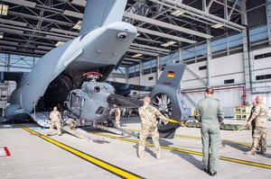 20. August 2021: Soldaten der Deutschen Bundeswehr verladen einen H145M LUH SOF in den Airbus A400M für die Evakuierungsflüge von Menschen aus Afghanistan auf dem Gelände des Fliegerhorstes in Wunstorf. (Foto: Bundeswehr/Jane Schmidt)