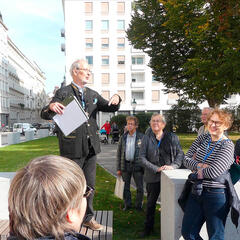 Rolf Urrisk-Obertynski bei einer Stadtführung vor dem Gebäude der Nationalbank - ehemals Hauptquartier der Amerikanischen Besatzungsmacht ... (Foto: Rolf Urrisk-Obertynski)
