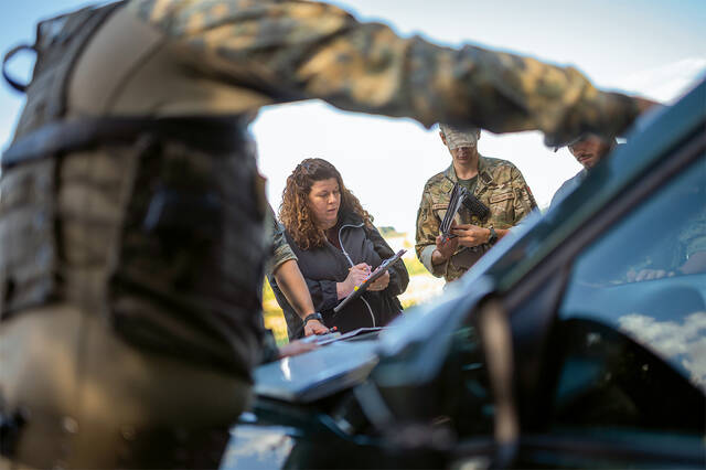 In diesem Führungstraining sprechen die Fähnriche nur Englisch. Zur Verbesserung ihrer Fremdsprachenkenntnisse steht ihnen eine Expertin des Sprachinstitutes zur Seite. (Foto: Bundesheer/Paul Kulec)