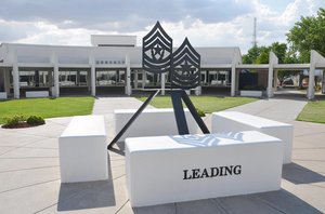 Die Skulptur im Inneren des Hofes von der Sergeants Major Academy. (Foto: U.S. Army/gemeinfrei)