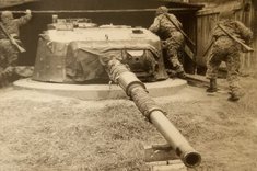 Herstellen der Gefechtsbereitschaft an einer Festen Anlage mit Centurion-Turm. (Foto: Archiv Truppendienst)