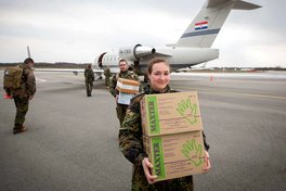 Soldaten der Bundeswehr laden in Litauen Sanitätsmaterial aus dem Flugzeug der kroatischen Streitkräfte aus. (Foto: Bundeswehr, Evert-Jan Daniels)
