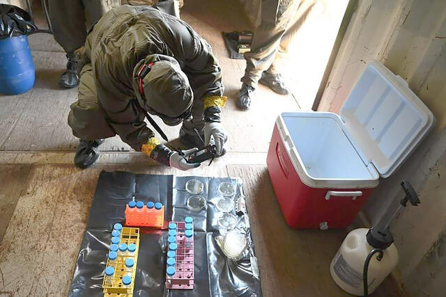 ABC-Aufklärer bei der Dokumentation. (Foto: DRDC Suffield)