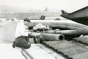 Am Dach des Geschützturmes in der Stifts-Kaserne zerschneidet ein Arbeiter das Rohr einer 12,8-cm-Zwillingsflak. (Foto: Bundesheer/HGM)