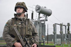 Ein Milizsoldat bewacht ein Umspannwerk während einer Übung. (Foto: ÖBH/Gießauf)