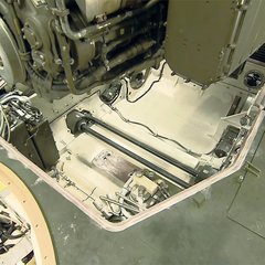 Bauteile wie Kabel und Einbauten werden entfernt, genauso wie der 1 500 PS starke Motor. (Foto: Bundesheer/PZB14)