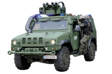 Das geschützte Mehrzweckfahrzeug „Husar“  mit elektrisch fernbedienbarer und stabilisierter Waffenstation. Sie kann mit dem 12,7-mm-üsMG oder dem 7,62-mm-MG74 oder dem 40-mm-Granatmaschinengewehr gerüstet werden. (Foto: Gunter Pusch; Montage: Hlawatsch)
