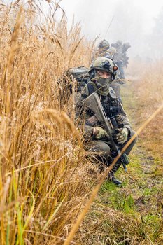 Soldaten bei der Angriffsvorbereitung während der EURAD 2019. (Foto: Claus Triebenbacher)