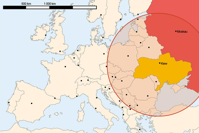 Einsatz von NEMP am Beispiel des Ukraine-Krieges: Die Karte zeigt die Ausbreitung eines NEMP bei der Detonation einer Nuklearwaffe über Kiew aus einer Höhe von 100 Kilometern. Bereits bei dieser Detonationshöhe würden die hohen Feldstärken bis Moskau reichen. Daher wäre der Einsatz einer NEMP-Waffe nicht ratsam. (Grafik: RedTD/H.P. Luigi Rizzardi)