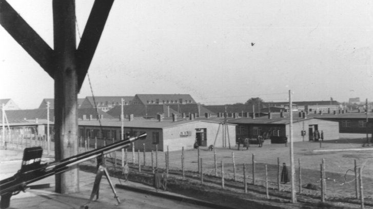 Ausblick eines deutschen Wachturms mit MG auf ein ähnliches Oflag. (Foto: Rinaldum/Wikimedia)