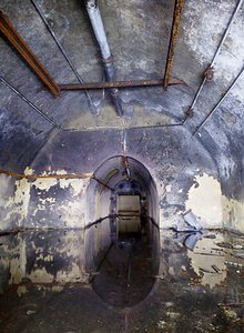 Innenaufnahme der unterirdischen Einrichtung des Militärflughafens Zeljava. (Foto: Ballota/CC BY-SA 4.0)