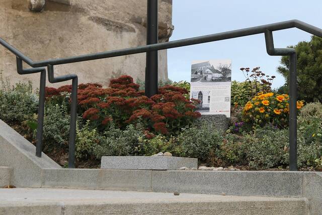 Gedenktafel für 87 während der Todesmärsche im Jahr 1945 ermordete Juden beim Stiegenaufgang zum Kirchenvorplatz, wo sich deren Grabstätte bis zu ihrer Umbettung befand. (Foto: RedTD/Gerold Keusch)