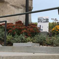 Gedenktafel für 87 während der Todesmärsche im Jahr 1945 ermordete Juden beim Stiegenaufgang zum Kirchenvorplatz, wo sich deren Grabstätte bis zu ihrer Umbettung befand. (Foto: RedTD/Gerold Keusch)