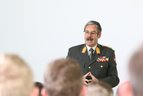 Generalmajor Mag. Erwin Hameseder, als Milizbeauftragter der ranghöchste Milizsoldat, bei seinem Vortrag vor den neuen Wachtmeistern der Miliz. (Foto: Bundesheer/Gerold Keusch)