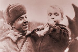Ein Soldat der Roten Armee mit einem norwegischen Kind auf dem Arm. (Foto: Archiv Malnig)