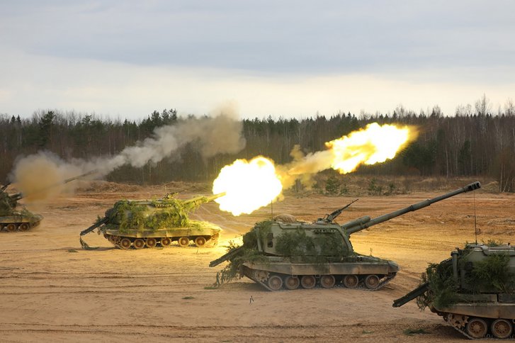 Panzerhaubitzen 2519 "Msta-S" im Feuerkampf (Foto: MOD RUS)