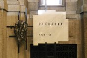 Gedenkstein im Inneren des Petschek-Palastes. (Foto: RedTD/Keusch)