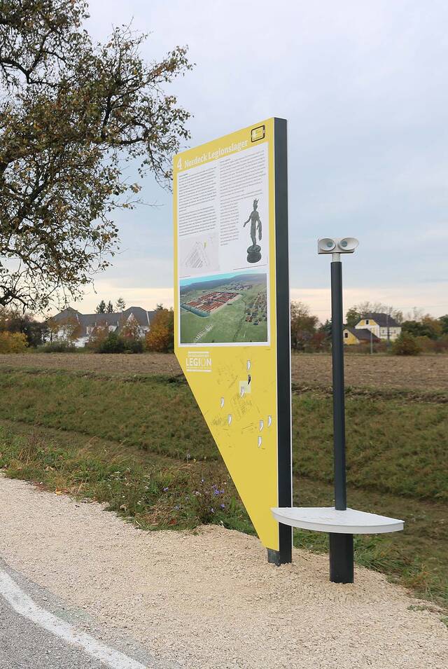 Informationstafel mit Plan und Grafik des ehemaligen Lagers. (Foto: RedTD/Gerold Keusch)