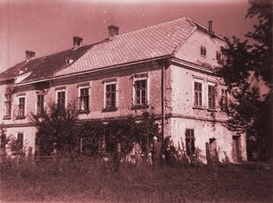 Das Gasthaus zur schönen Aussicht neben der Kapelle Maria Ellend nach dem Ende des Zweiten Weltkrieges. (Foto: Archiv Chytil)