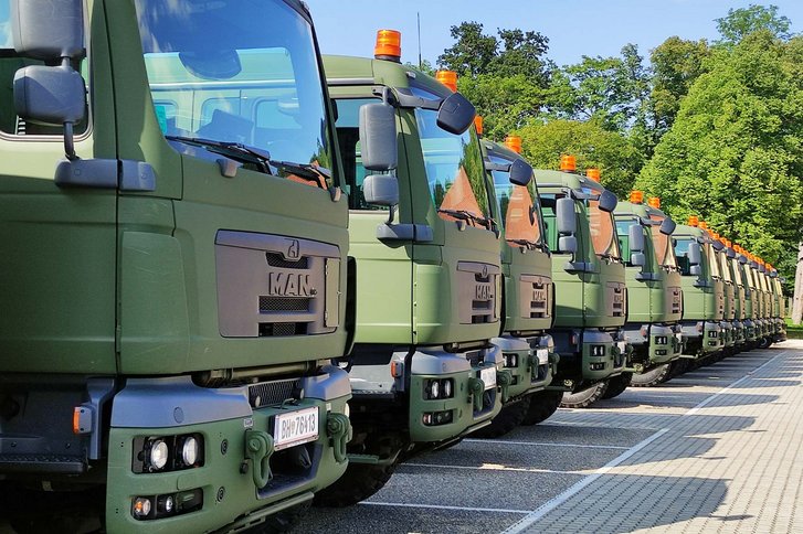 Die Milizjägerbataillone Salzburg, Tirol und Oberösterreich übernahmen im Mai 2021 35 neue geländegängige LKW der Type MAN 14.280 in der Salzburger Schwarzenberg-Kaserne. (Foto: Bundesheer/Bernhard Schulyok)