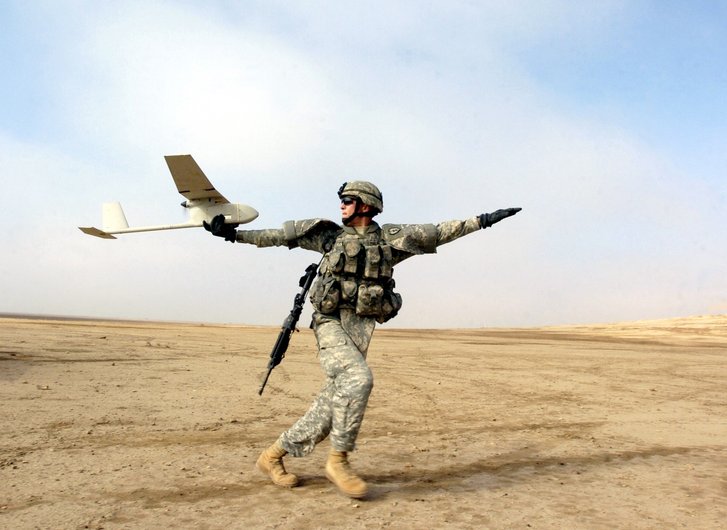 Die RQ-11 Raven ist eine unbemannte Flugdrohne der US-Streitkräfte. (Foto: U.S. Army, Sgt. 1st Class Michael Guillory)