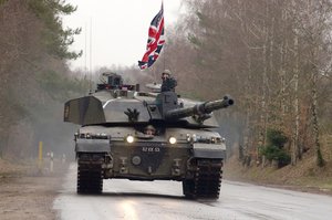 Ein Kampfpanzer Challenger II der britischen „Desert rats“ auf dem deutschen Truppenübungsplatz in Bergen vor der Verlegung in den Irak im Jahr 2003. (Foto: Paul Jarvis RLC; OGL 1.0)