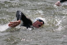 Luis während des Schwimmbewerbes bei dem 13 Runden zu je 585 m zurückzulegen waren. (Foto: Werner Planer)