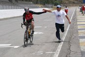 Eine von vielen missglückten Verpflegsübergaben auf der Start-Ziel-Geraden bei über 40 km/h. (Foto: Werner Planer)